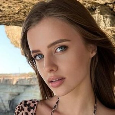 太めのブロンドオンリーファンズ 無料アダルト 写真