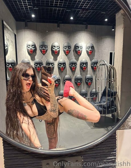 太めのブロンドオンリーファンズ セクシー裸 画像