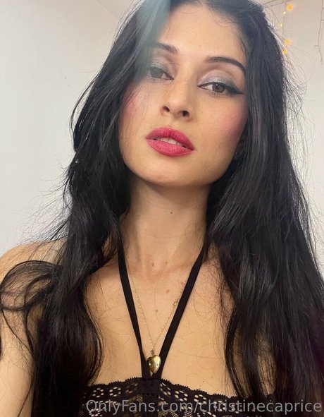 曲線美のラテン系オンリーファンズ 無料アダルト 写真