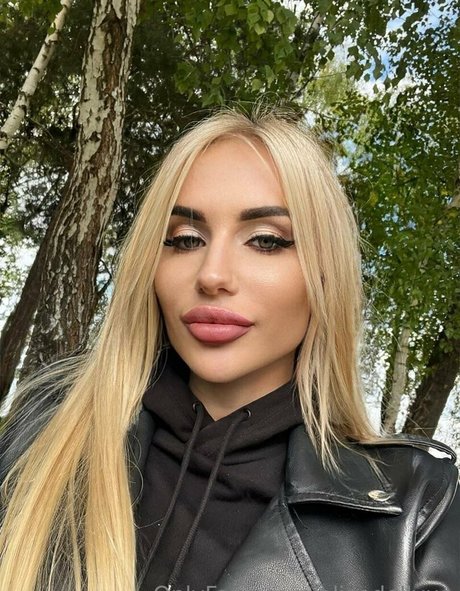 男性TikTokスターOnlyFans セクシー 写真