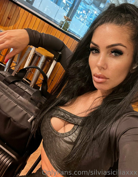 大きなお尻と巨乳のオンリーファンズ セックス 画像