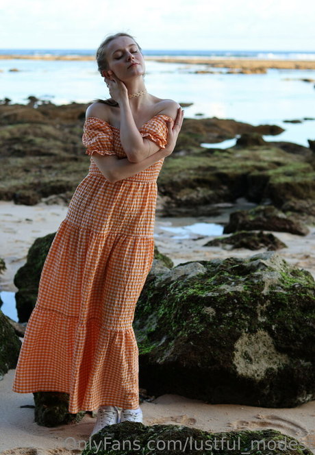 lustful modest ポルノモデル 画像