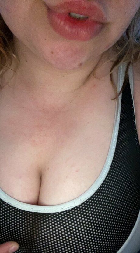 ピアス乳首オンリーファンズ えろた 写真