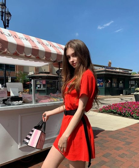 Elina Karimova スター 裸 画像