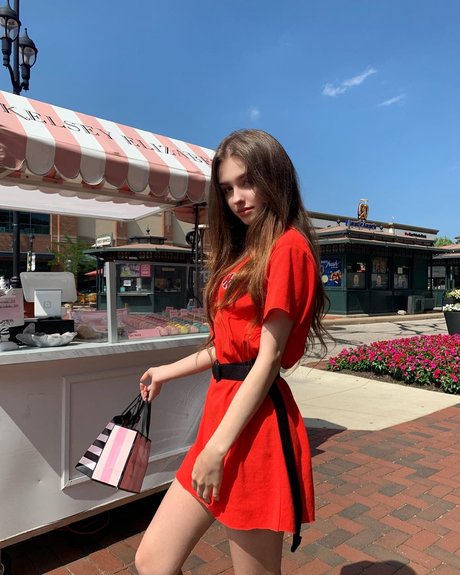 Elina Karimova ホットスター 写真