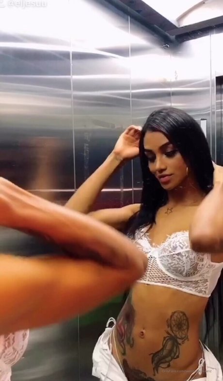 Laura Saenz ヌードモデル 写真