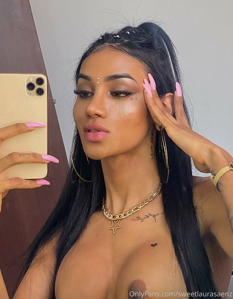 Laura Saenz 独占スター 画像