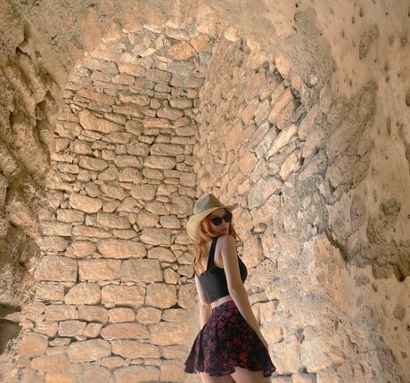 毛深いラテン系オンリーファンズ HD 写真