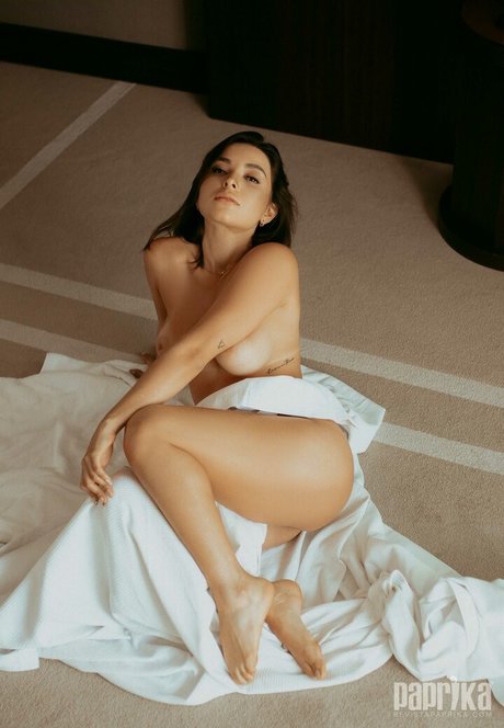 逆騎乗位 オンリーファンズ ポルノグラフィック 画像