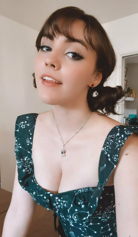 巨乳で曲線美のOnlyFans セクシー裸 画像