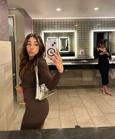 Tiana Renay 裸のモデル 画像