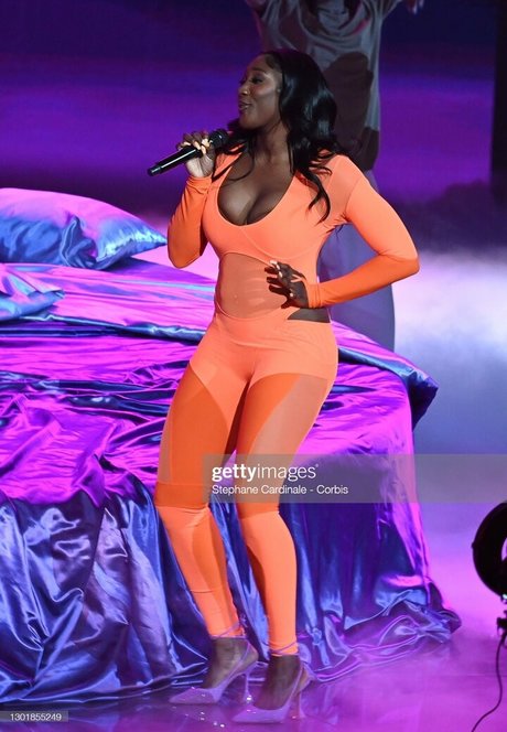 Aya Nakamura エロティックなスター 画像