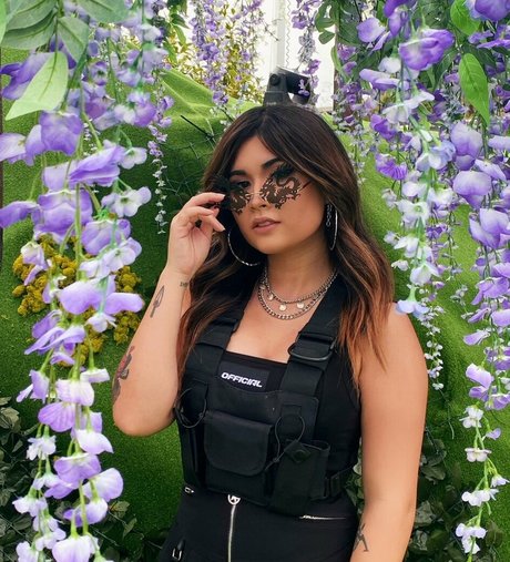 19歳のOnlyFans アートヌード 写真