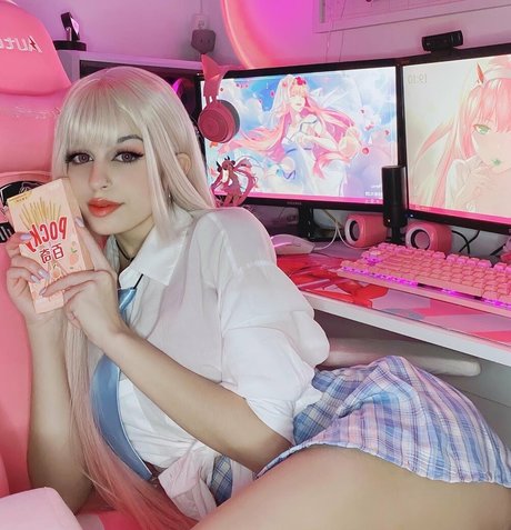 waify waifu 裸の女優 写真