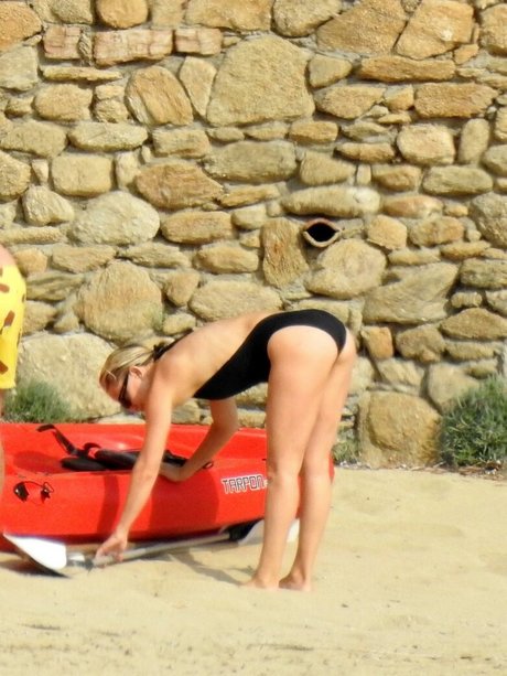 痩せたティーンのオンリーファンズ セクシー裸 ギャラリー