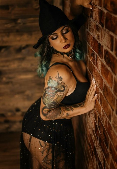 巨乳ブルネットオンリーファンズ アート裸 写真