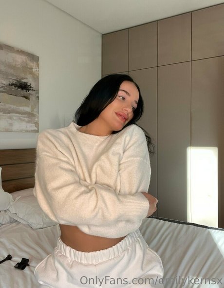 emilykernsx アート女優 画像