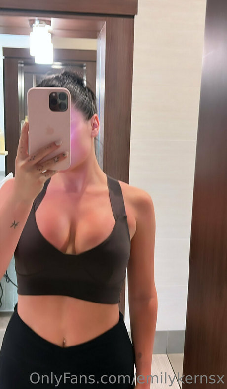 emilykernsx アダルト女優 写真