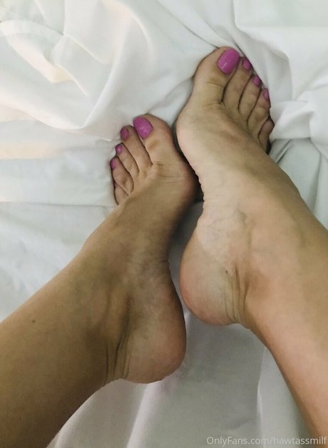 熟女の足オンリーファンズ ホット裸 画像