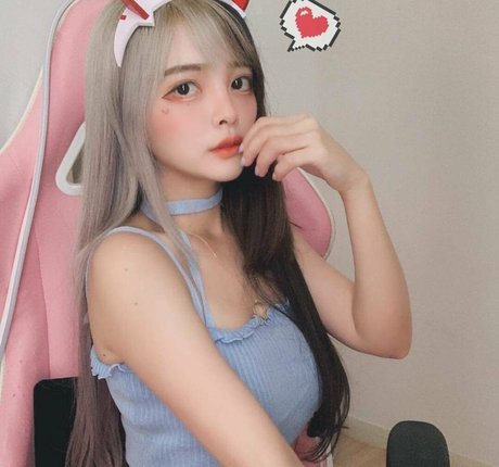 18歳のオンリーファンズ セクシーヌード 画像