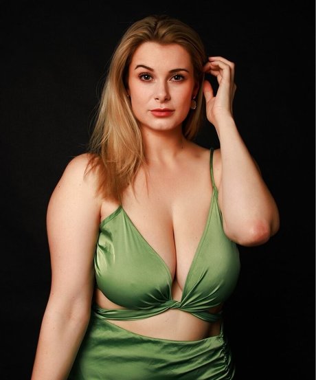 背が高くて巨乳のOnlyFans 美しい 画像