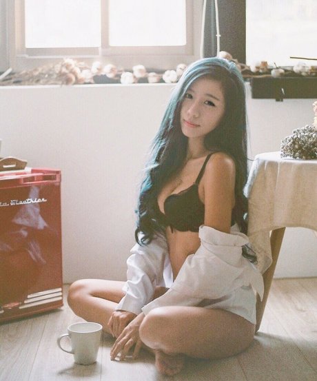 アジアン・エボニー・オンリーファンズ HD 写真