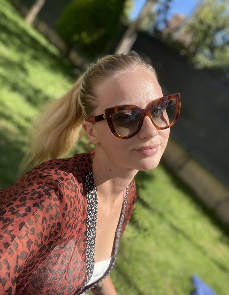 ブッシュ・オンリーファンズ 無料ヌード 写真