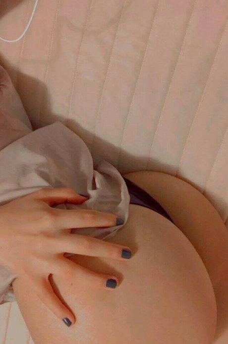 毛深い足のOnlyFans セクシーヌード ギャラリー