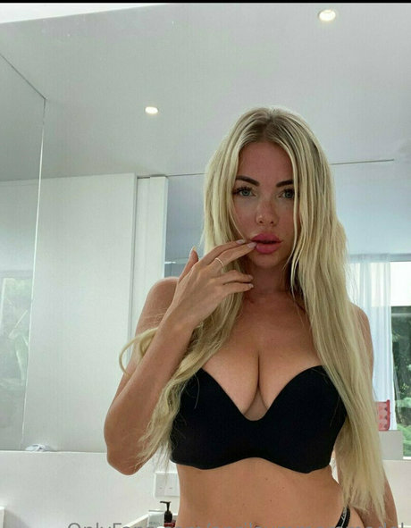 背が高くて巨乳のOnlyFans ポルノ 画像