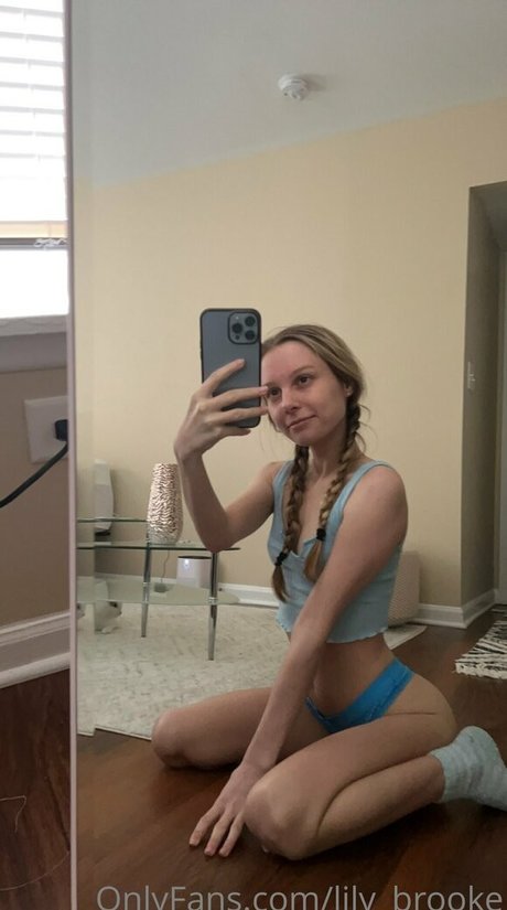 Lily Brooke 無料女優 写真