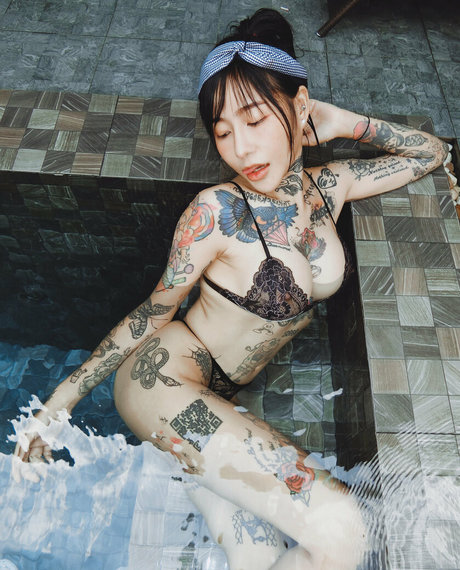 黒檀の猫オンリーファンズ 美しい裸 写真