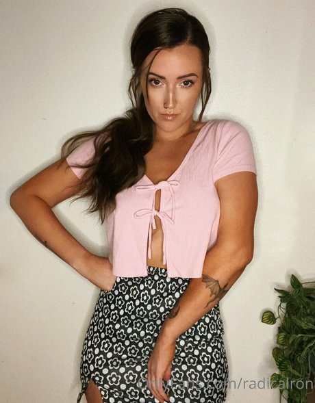 巨大なペニスオンリーファンズ セクシー 写真