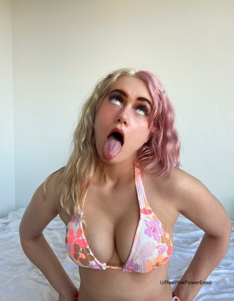 pinkfloweremoji ポルノスター ヌード 写真