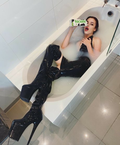 曲線美のクーガーOnlyFans ポルノ 画像