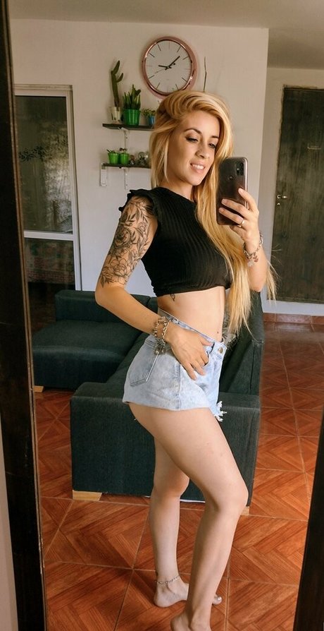 クーガーオンリーファンズ セクシーヌード 写真