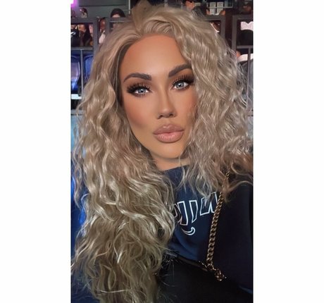 Victoria Love かわいいモデル 写真