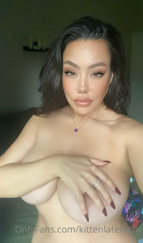Kitten Latenight ポルノモデル 写真