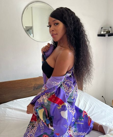 Cherry Latto アート女優 画像