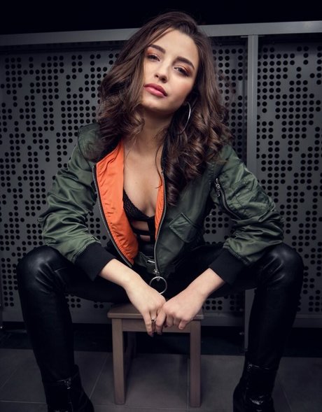 痩せたティーンのオンリーファンズ 無料裸 写真