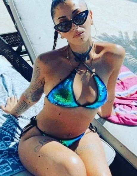 毛深いラテン系オンリーファンズ エロチック 写真