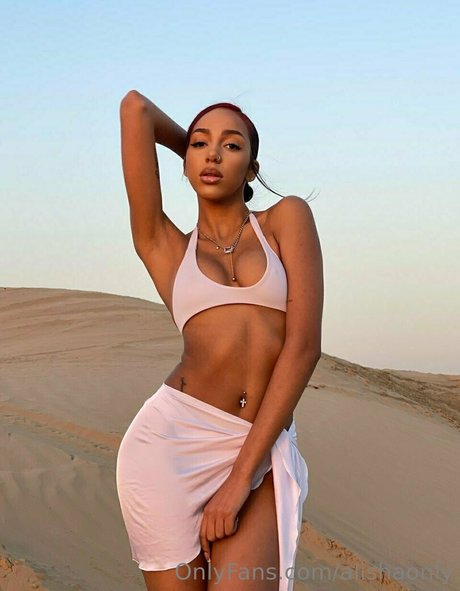 Alisha Kone 裸のスター 写真