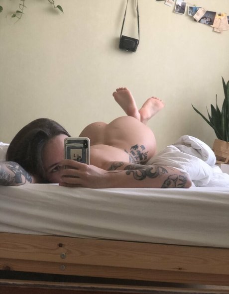 曲線美の女の子オンリーファンズ ホットセックス 画像