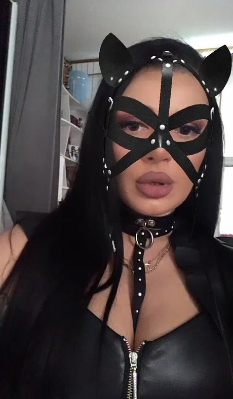 かわいいティーンのオンリーファンズ アダルト 写真