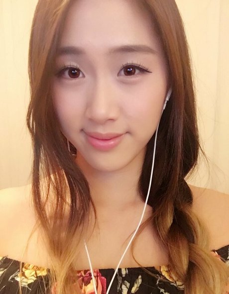 Yougelly ホットなポルノスター 画像