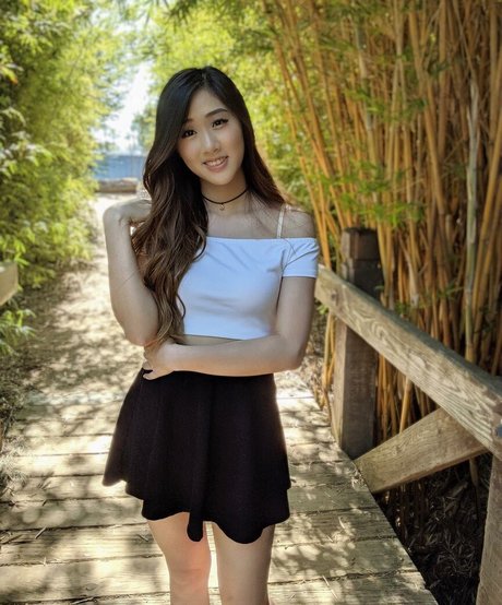 Yougelly ホットなポルノスター 画像