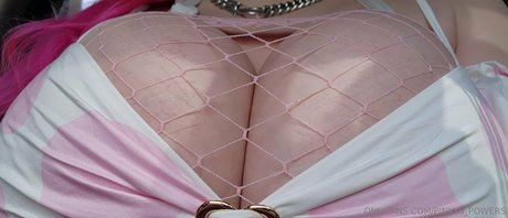 巨大なチンポを持つシーメールオンリーファンズ セクシー 画像