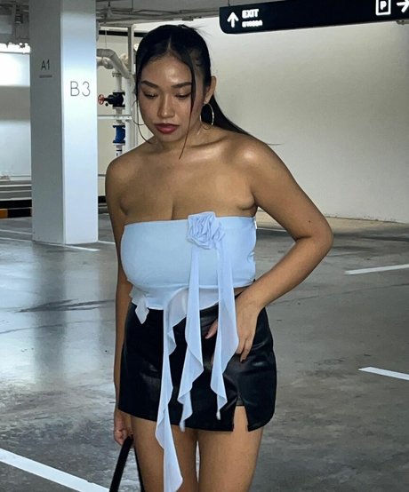 ヌード教師オンリーファンズ 限定 ギャラリー