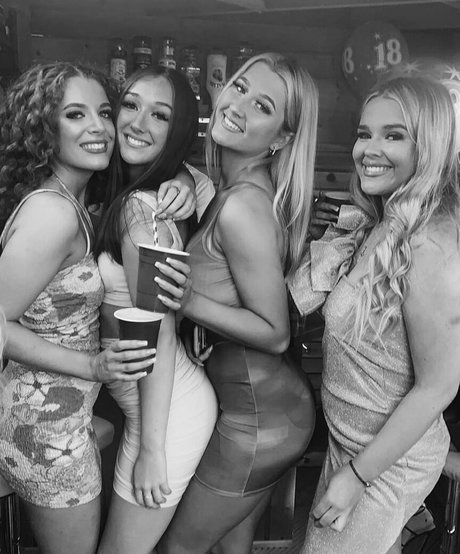 Laura Brophy 裸モデル 写真