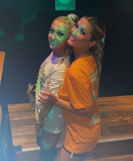 Laura Brophy 裸のスター 写真