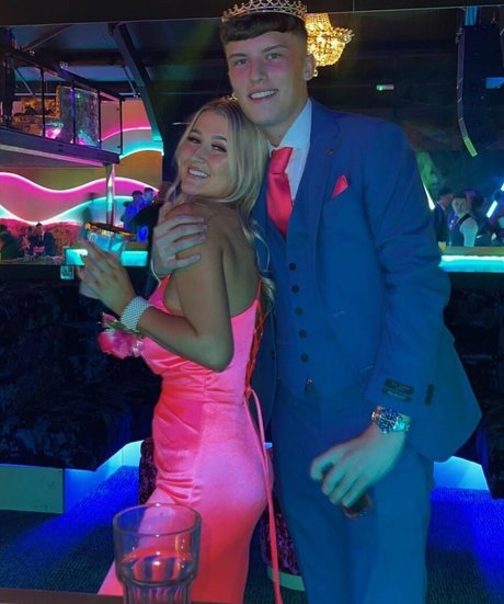 Laura Brophy セクシーなスター ギャラリー